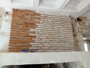cheminée en brique et pierres de Bourré en rénovation