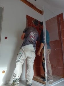 deux-hommes-montent-une-paroi-de-douche