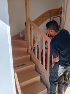 Hommes-montant-un-escalier-en-bois