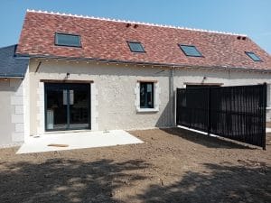 Vue-arrière-de-la-maison-avec-baie-vitrée-et-terrasse