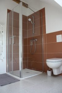 cabine-de-douche-et-wc-faïence-couleur-terracota-et-sol-en-terrazo