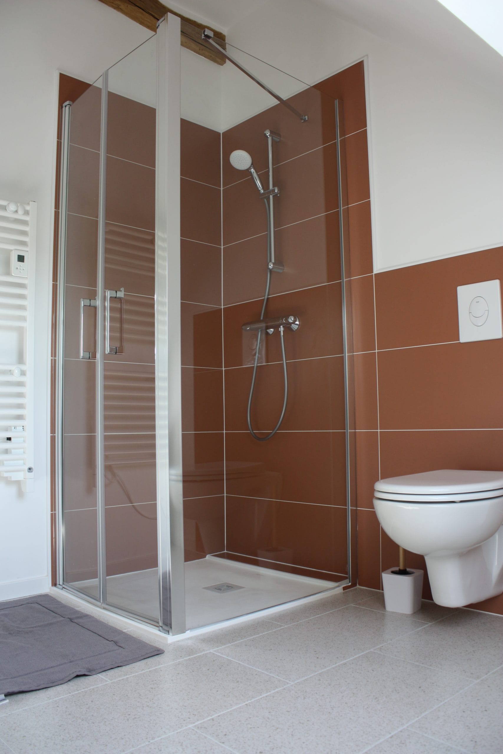 cabine-de-douche-et-wc-faïence-couleur-terracota-et-sol-en-terrazo