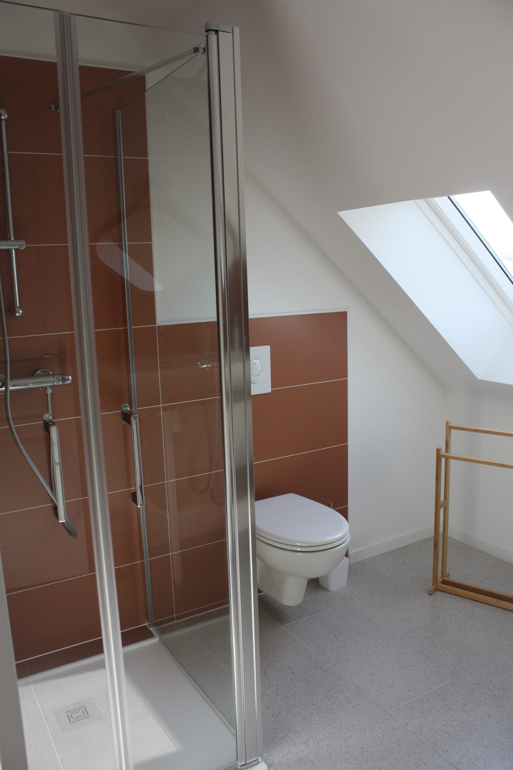 cabine-de-douche-en-verre-wc-et-porte-serviette-faïence-terracota-et-sol-terrazo beige