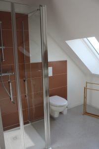salle-de-douche-couleur-terracota-avec-wc-et-cabine-de-douche-carrelage-en-terrazo