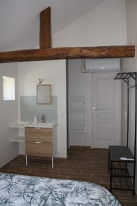 meuble-vasque-avec-étagère-sur-le-coté. miroir-et-rangement-pour-vêtements. sol en carrelage imitation parquet