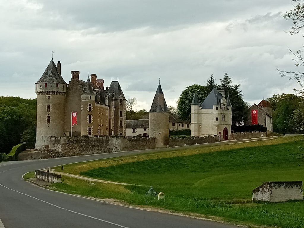 château de Montpoupon avec la route passant au pied du château