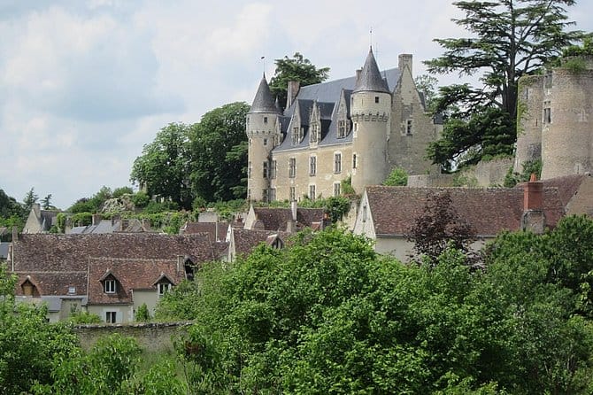 Château de Montrésor placé en hauteur sur une colline avec des maisons d'habitation au dessous