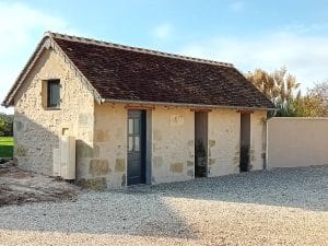 dépendance en pierres apparentes avec 1 porte et 2 ouvertures