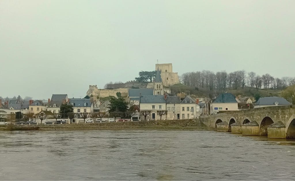 Donjon et forteresse à visiter Montrichard avec en premier plan le cours d'eau nommée le Cher