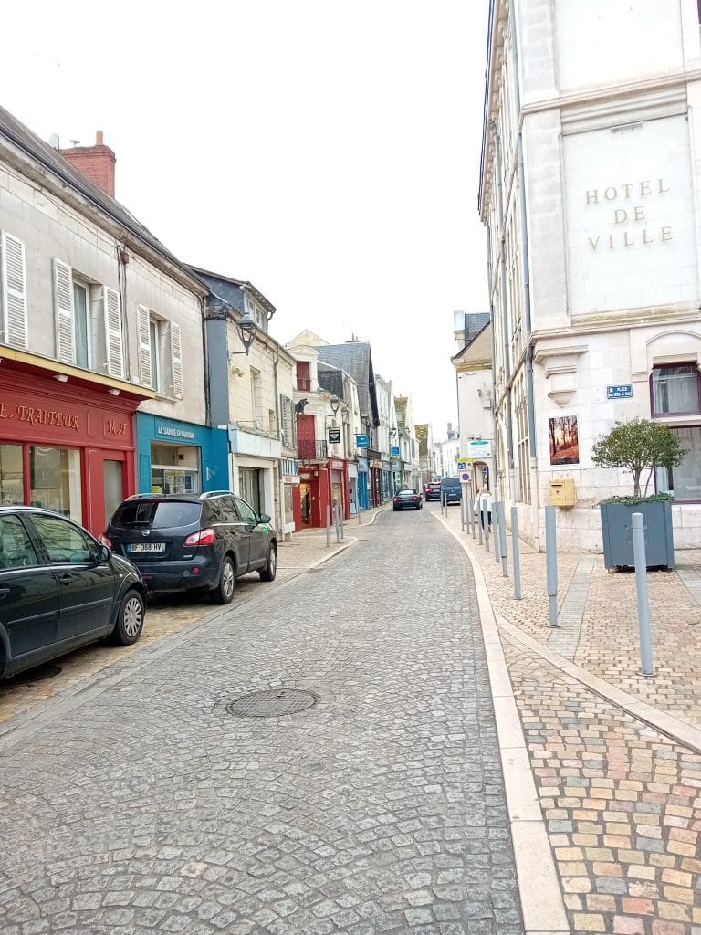 Ruelle pavées avec façades de maisons colorées et devantures de magasin