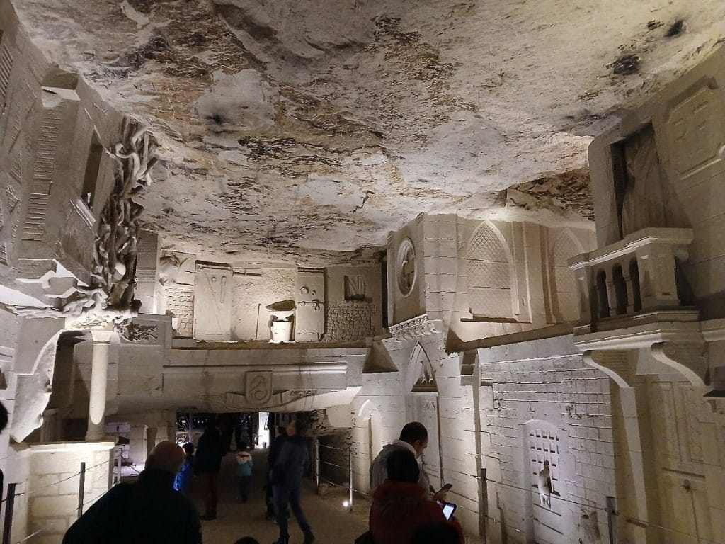 village souterrain de Bourré creusé par l'homme en pierre de bourré