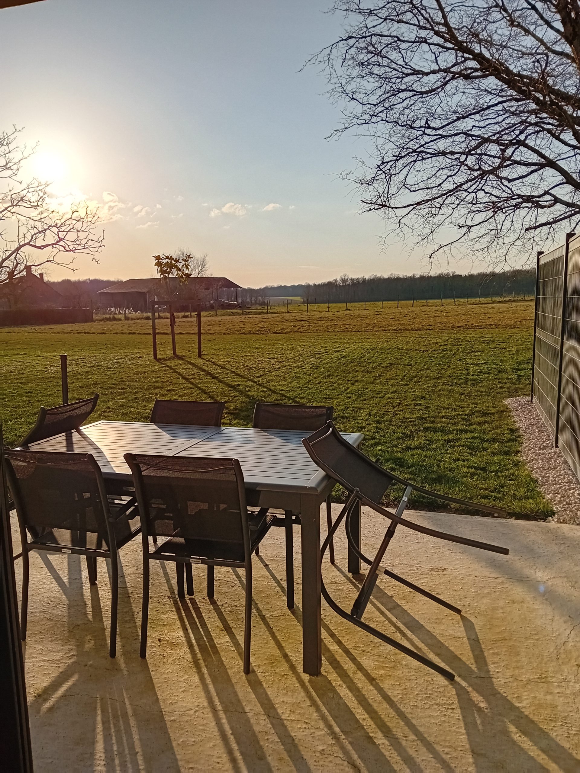 table et chaise de salon de jardin avec vue sur les champs et la forêt