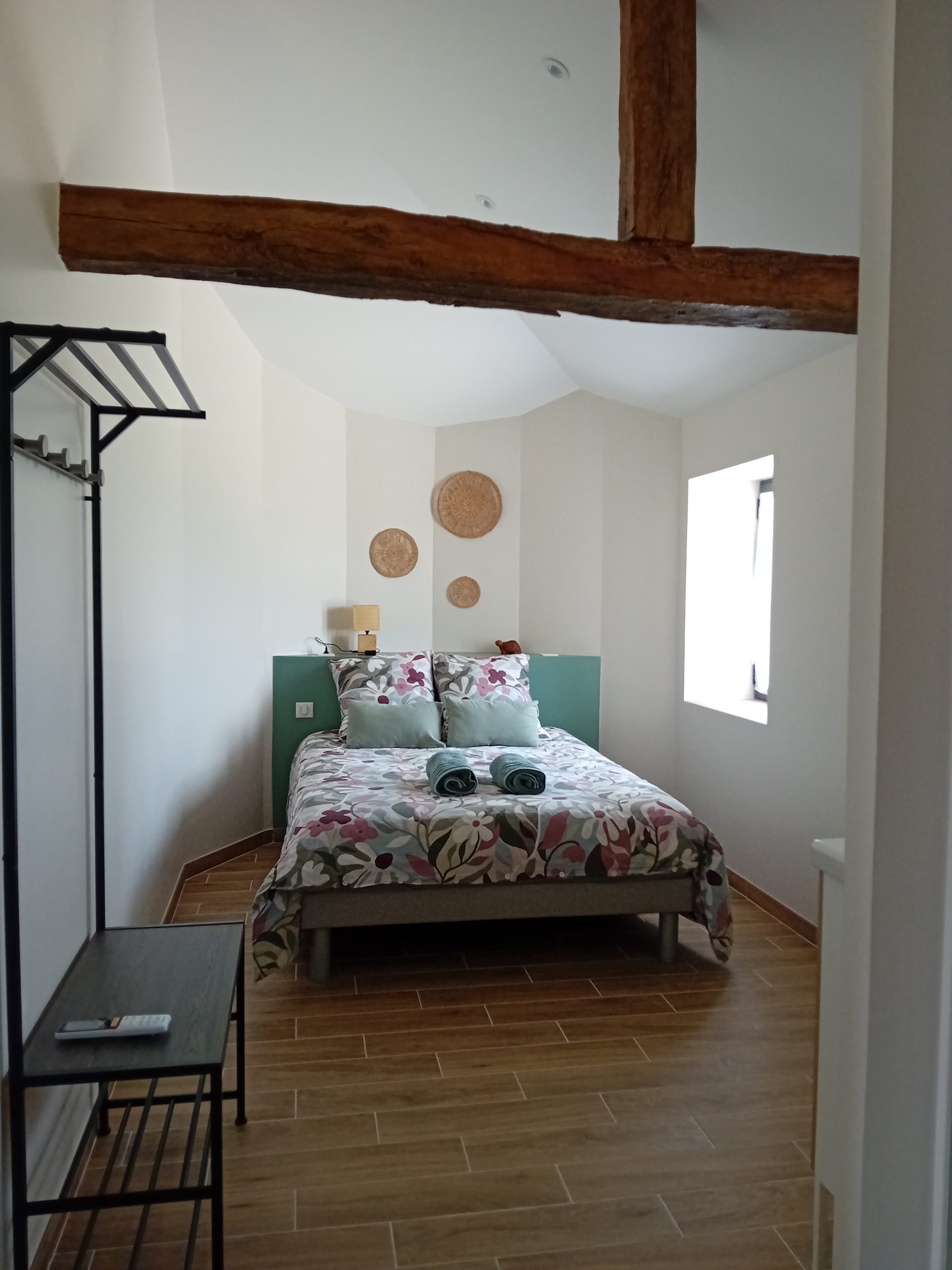 chambre avec lit double portant à vêtements sur la gauche