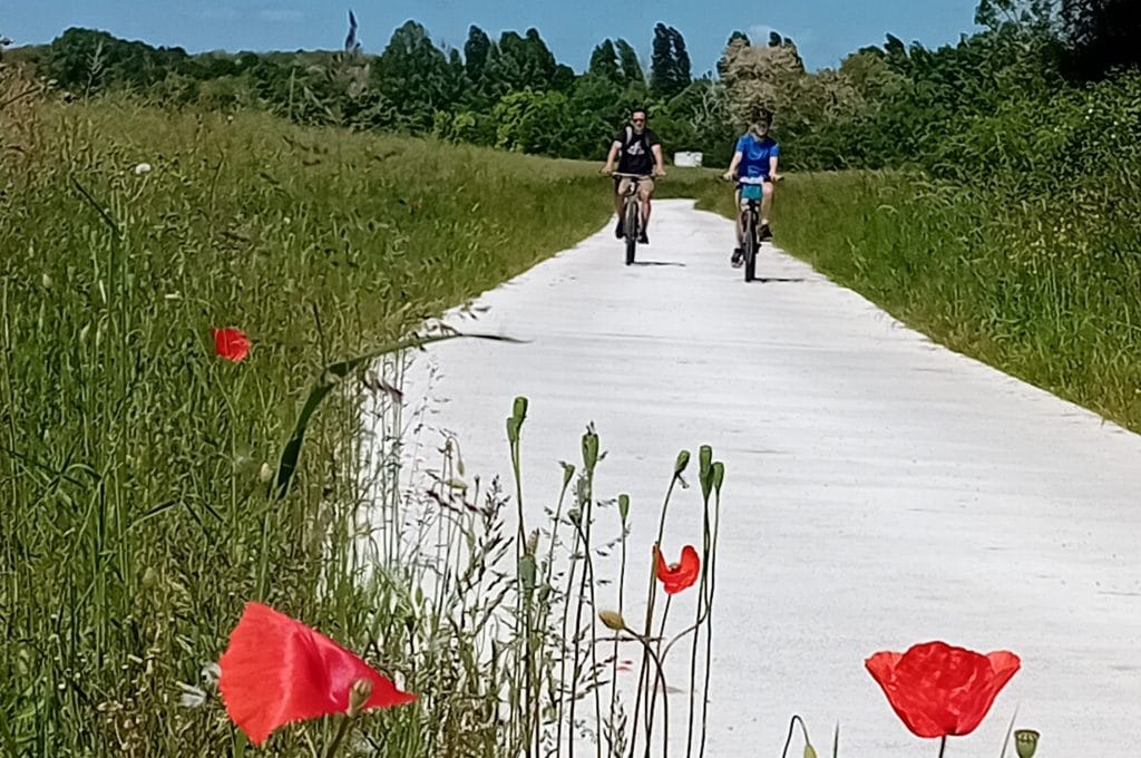 Deux cyclistes sur les chemins de la voie Coeur de France