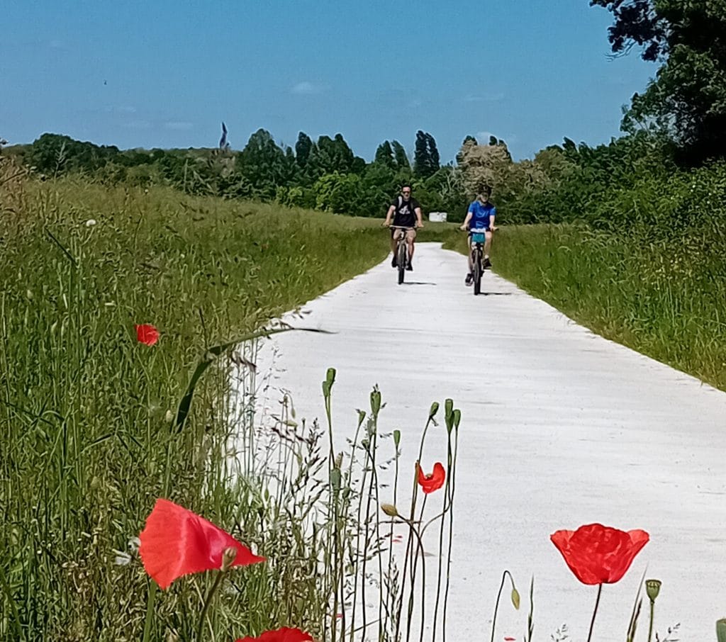 deux cyclistes sur les routes du Cher à vélo