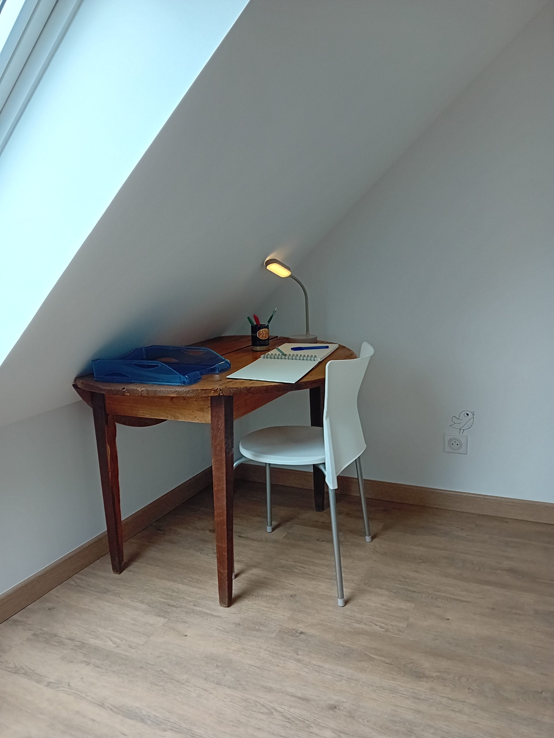 coin bureau avec une table, une chaise, une lampe et des crayons