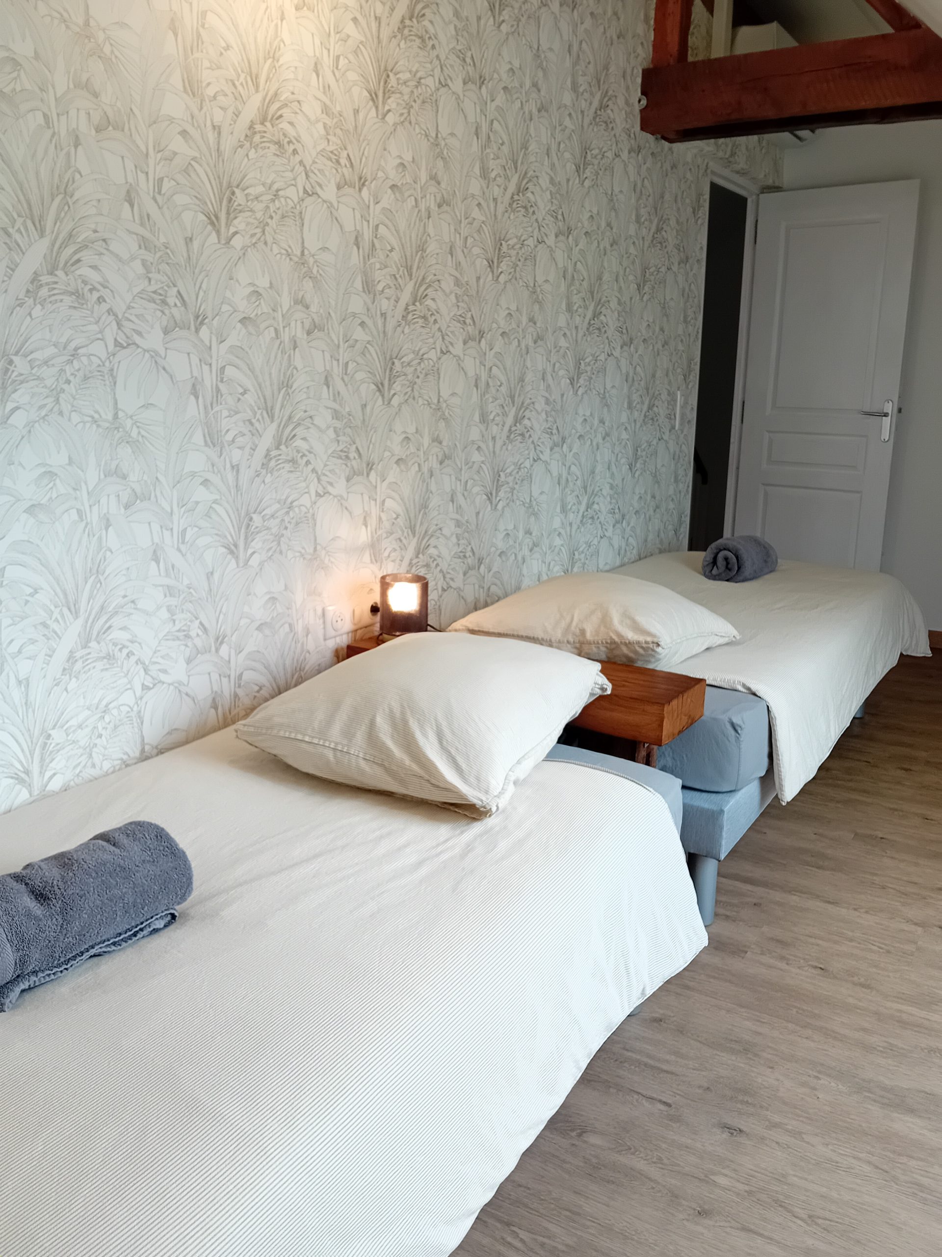 chambre dans les tons de beige avec 2 lits simples