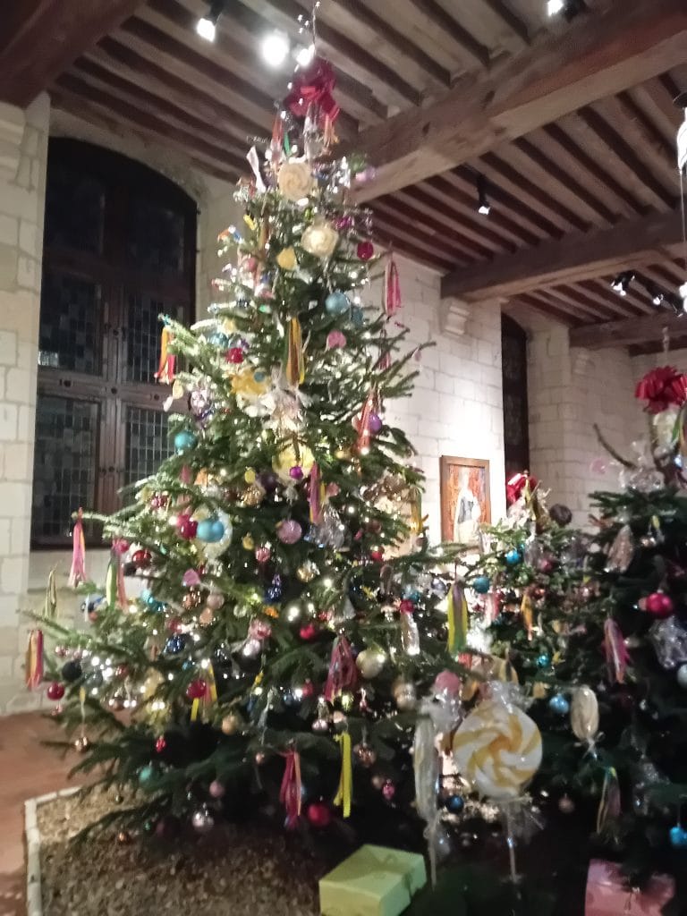 sapin de noël à la cité royale de Loches avec lumières et décorations