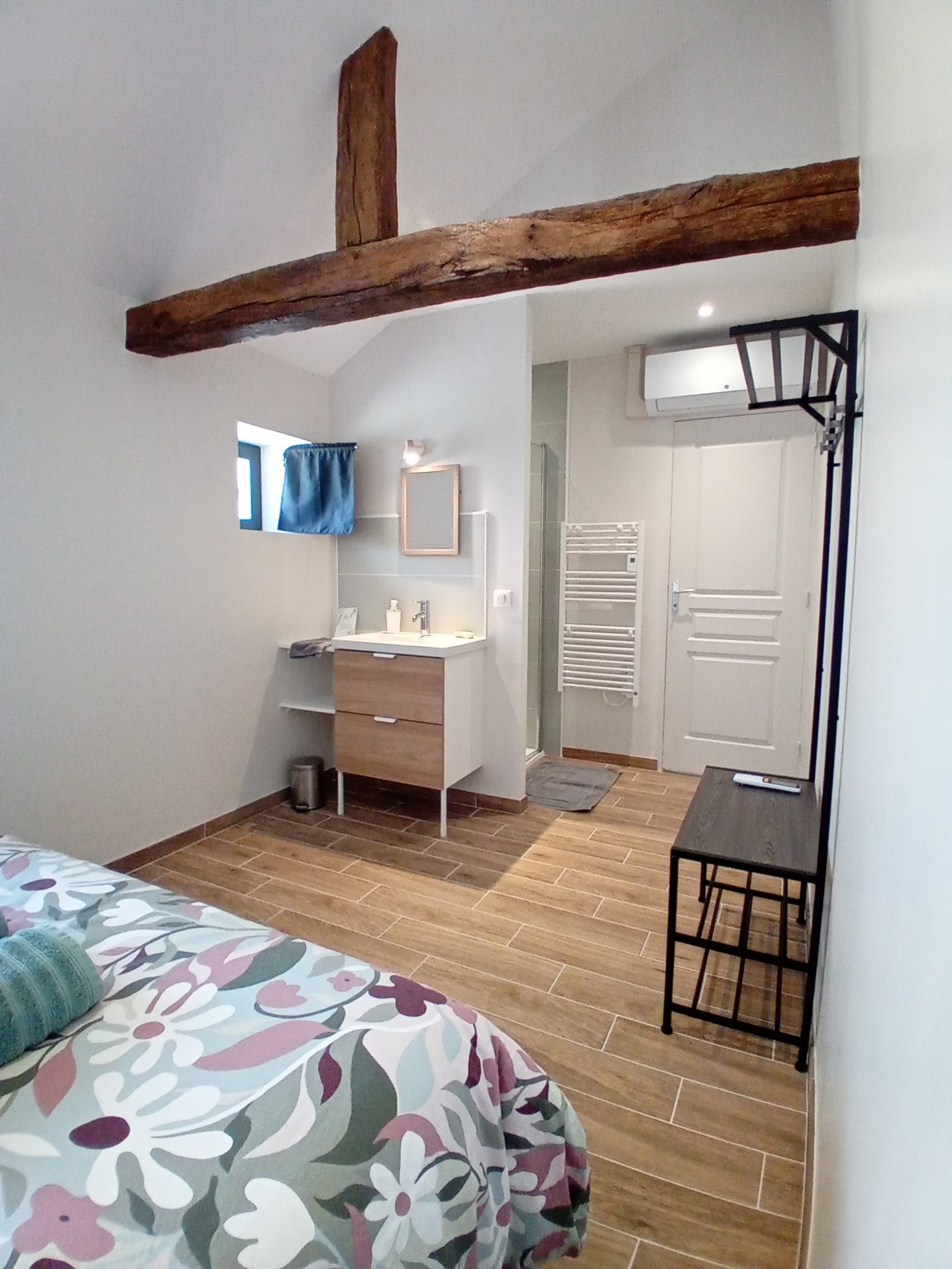 salle d'eau située dans la suite parentale, meuble vasque et miroir adossé à une douche