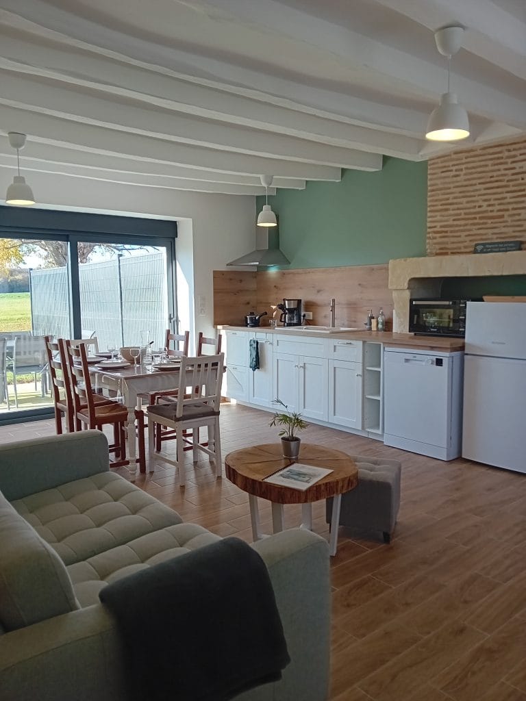 cuisine équipée blanche avec table et chaise pour 6 personnes