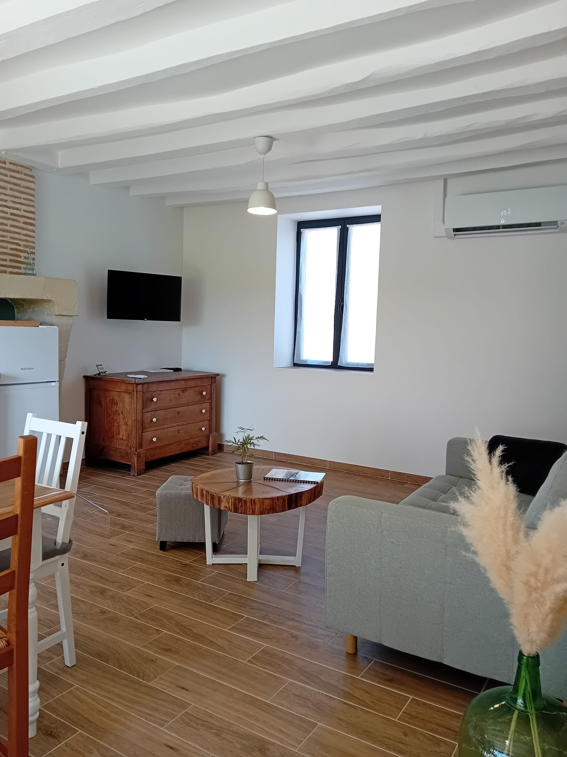 meuble de rangement avec télévision faisant face au canapé