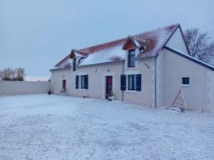 devant de la maison recouvert d'un petit tapis de neige avec décoration de Noël