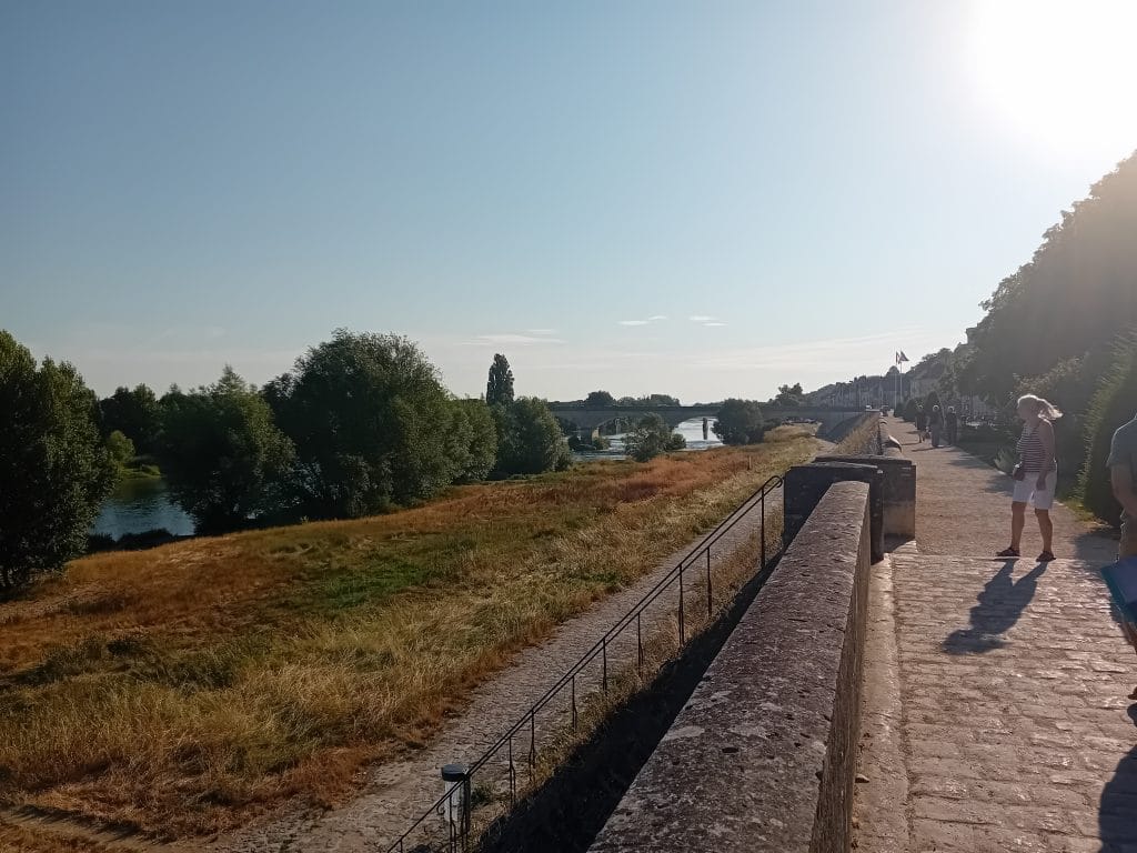 bord de la Loire avec le pont d'Amboise
