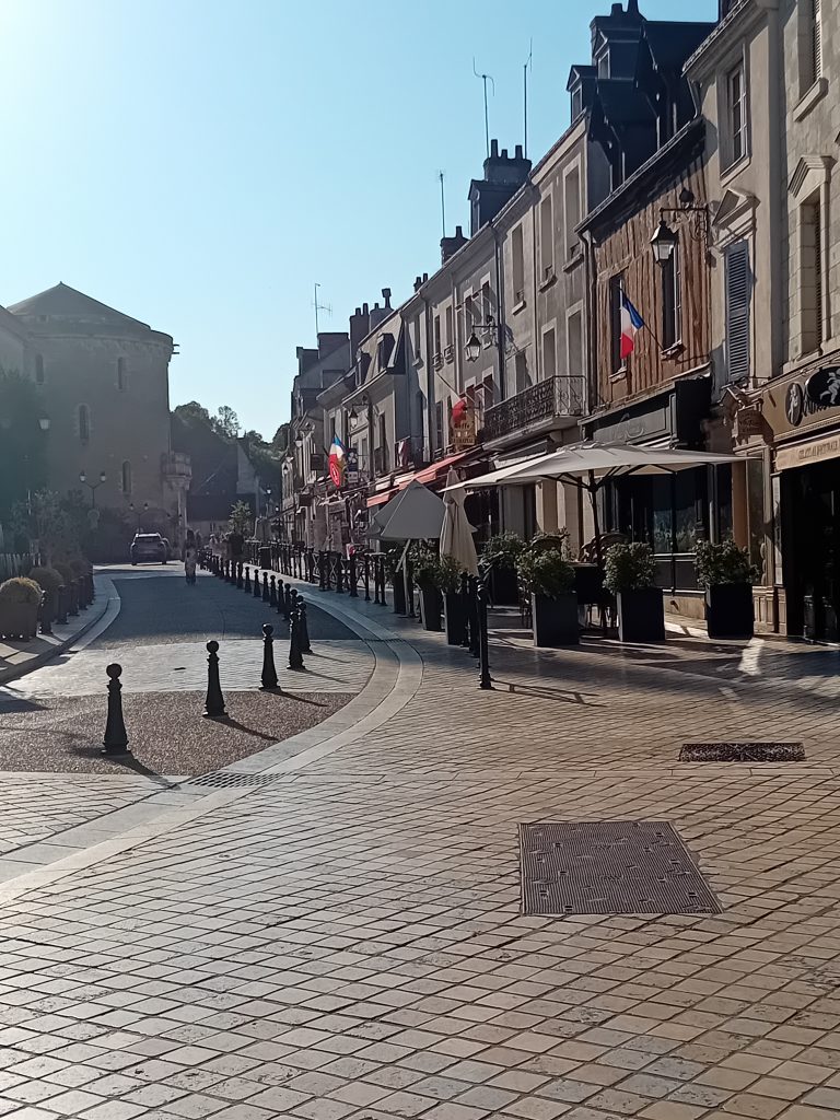 Place en pavé en bas du château d'Amboise avec restaurant et commercant