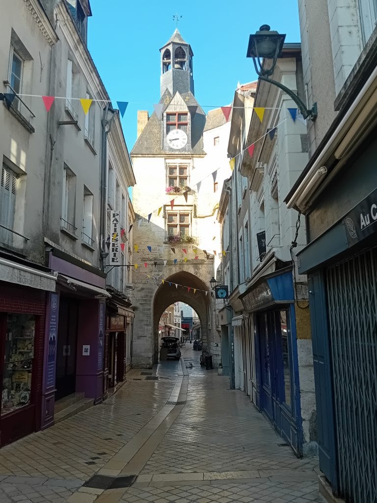 ruelle de la ville d'Amboise avec la tour de l'horloge