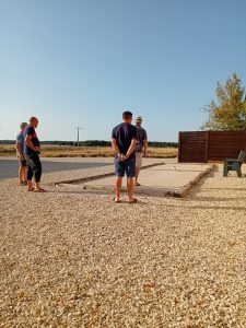 terrain de petanque avec quelques joueurs