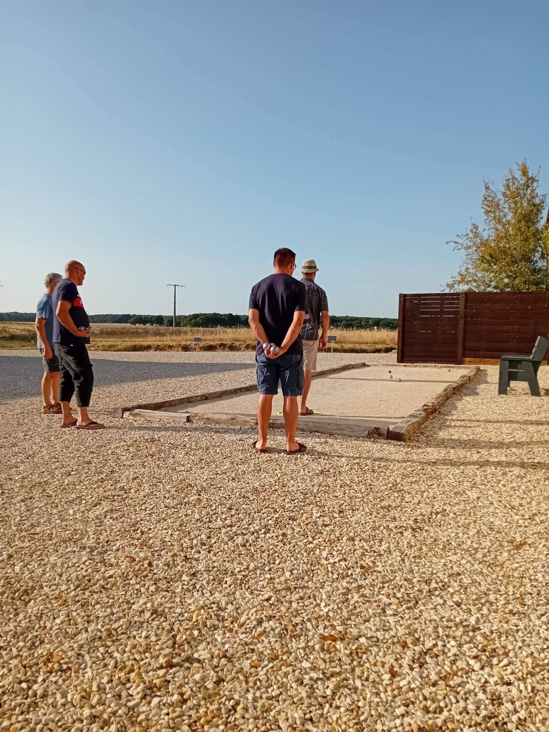terrain de petanque avec quelques joueurs